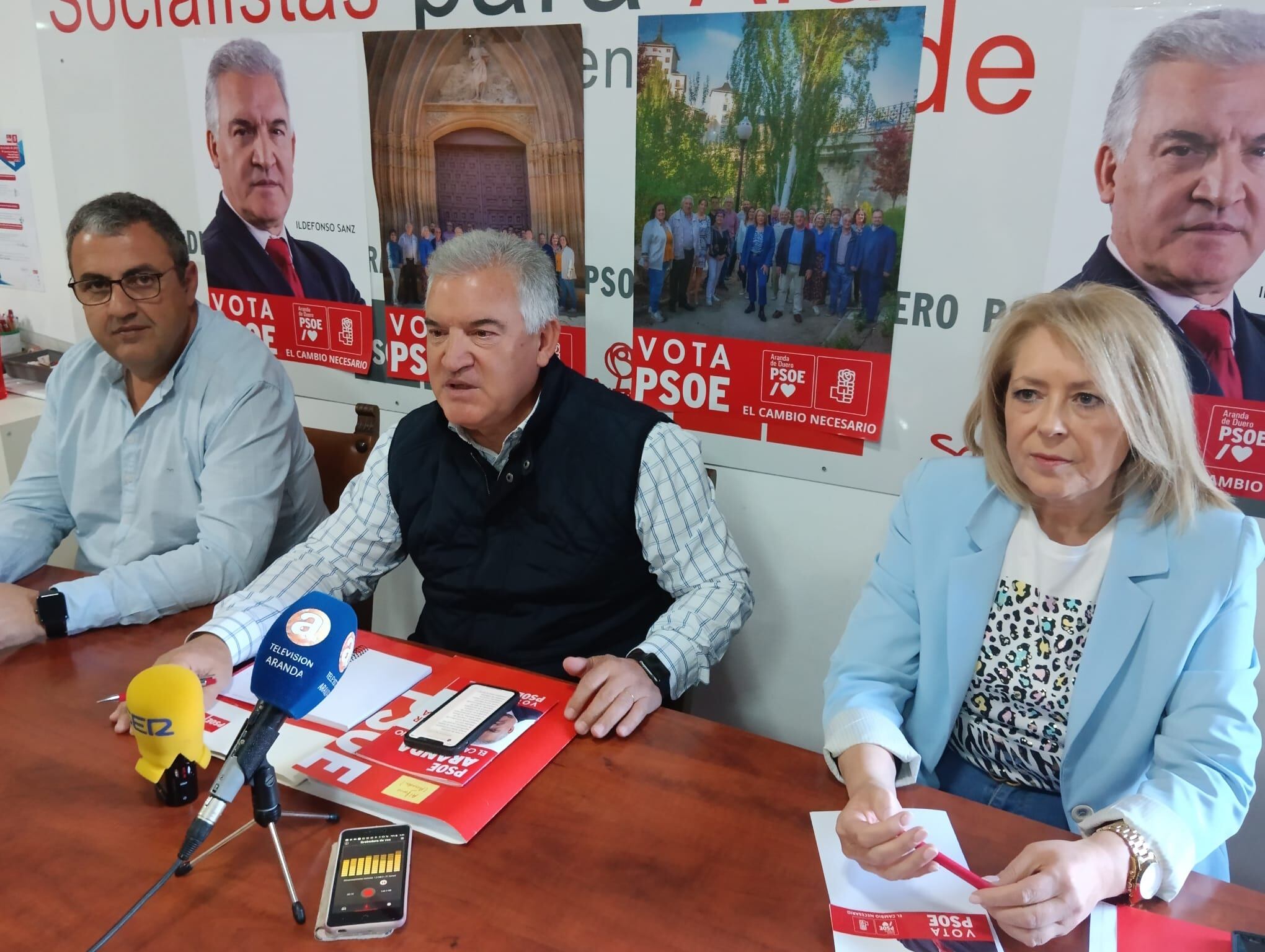 Ildefonso Sanz, en el centro, acompañado de Amparo Simón y Ángel Rocha, compañeros de grupo municipal y de candidatura