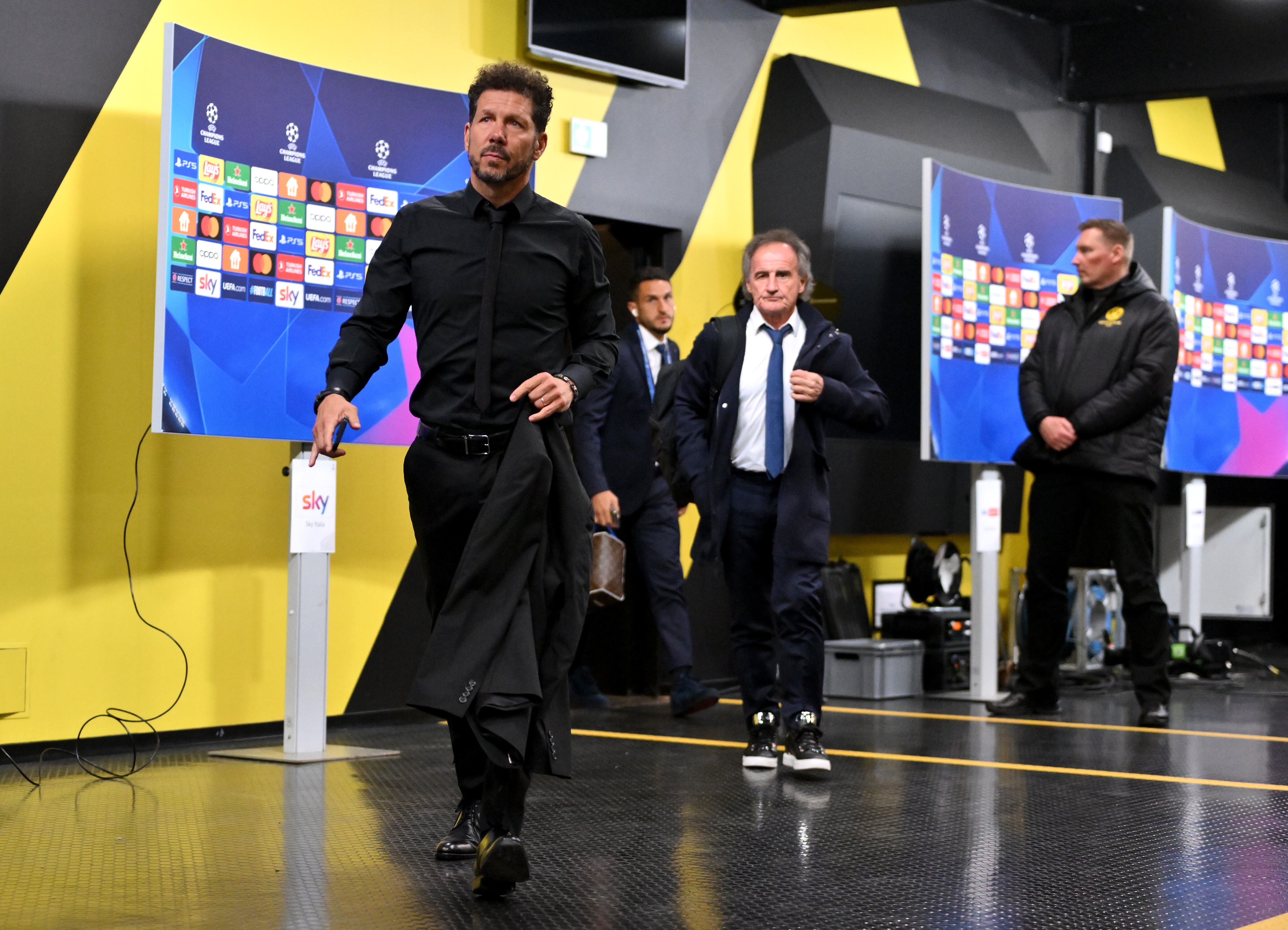 El Cholo Simeone y los jugadores del Atlético de Madrid en su llegada al Signal Iduna Park