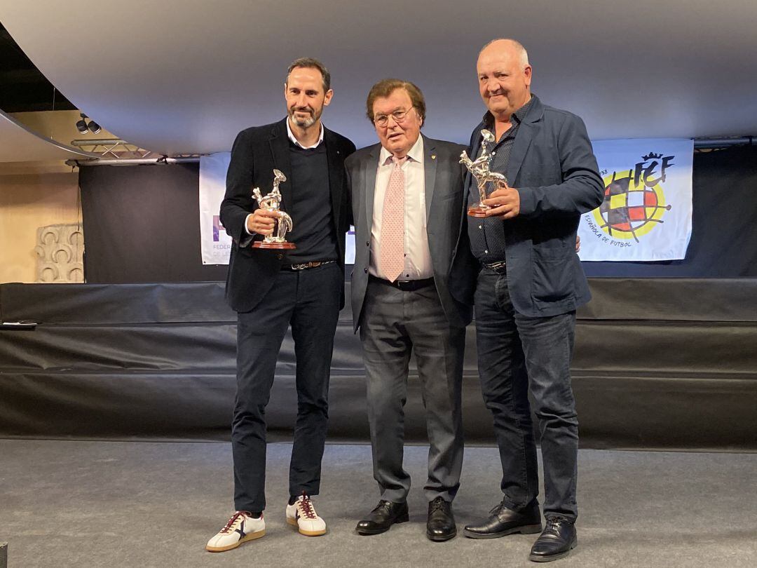 Los técnicos Mandiola y Moreno posando en la Gala del Fútbol Balear junto a Miquel Bestard, presidente de la FFIB