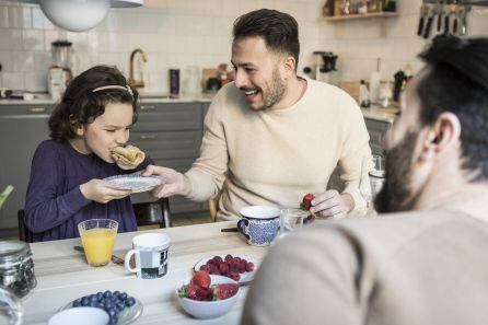 Ambas asociaciones denuncian que, esta falta de “detalle”, no sólo afecta al alumnado sino que muchas familias consideran que no están representadas en un sistema en el que aún predominan los referentes culturales heterosexuales