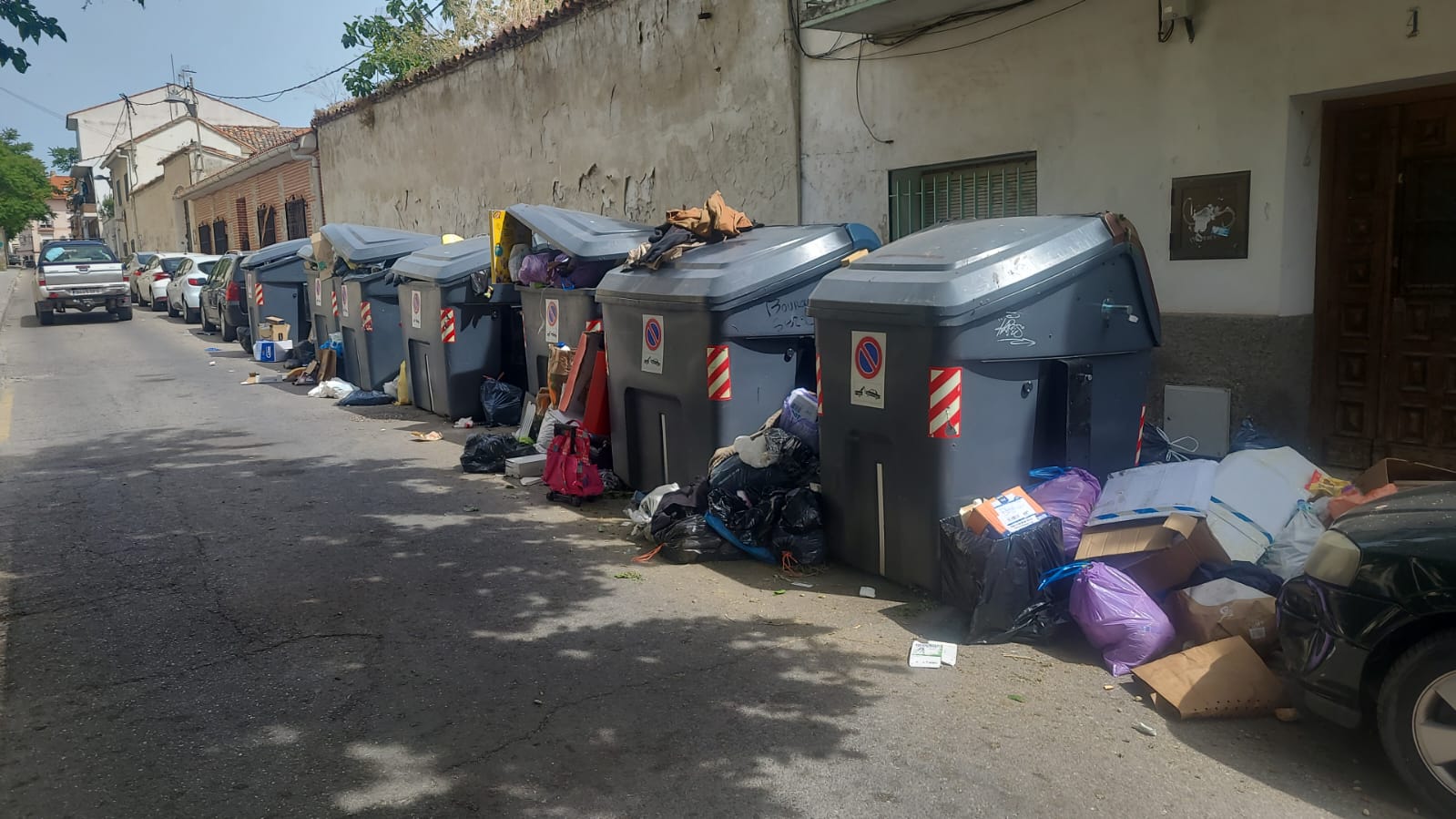 La basura se ha acumulado en los contenedores en los primeros días de huelga