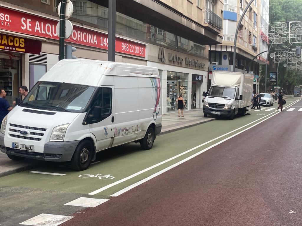 Varios vehículos ocupan parte del carril bici en la Gran Vía de Murcia