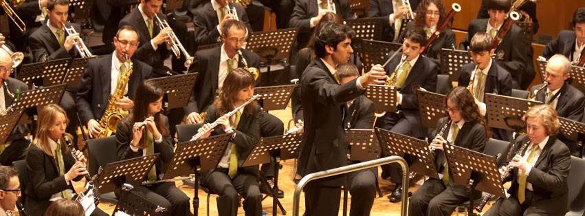 Alejandro Escuer al frente de la Banda de Música de Huesca