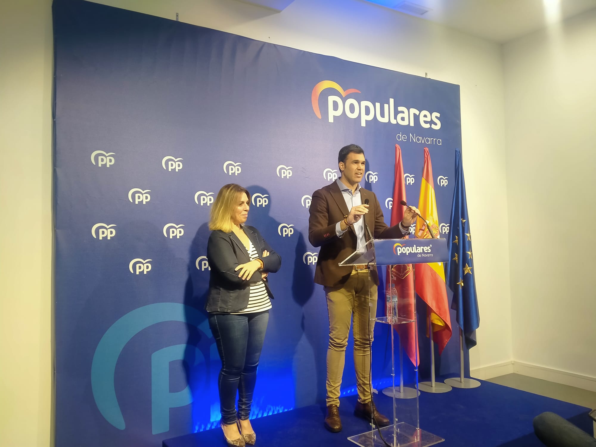 La senadora Amelia Salanueva y el parlamentario Javier García presentan la candidatura de este último a presidir el PP navarro.