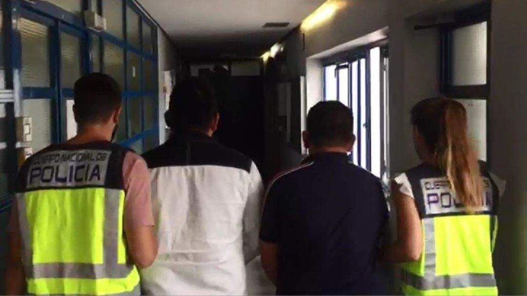 Dos de los tres detenidos por agentes de la Policía Nacional en Marbella