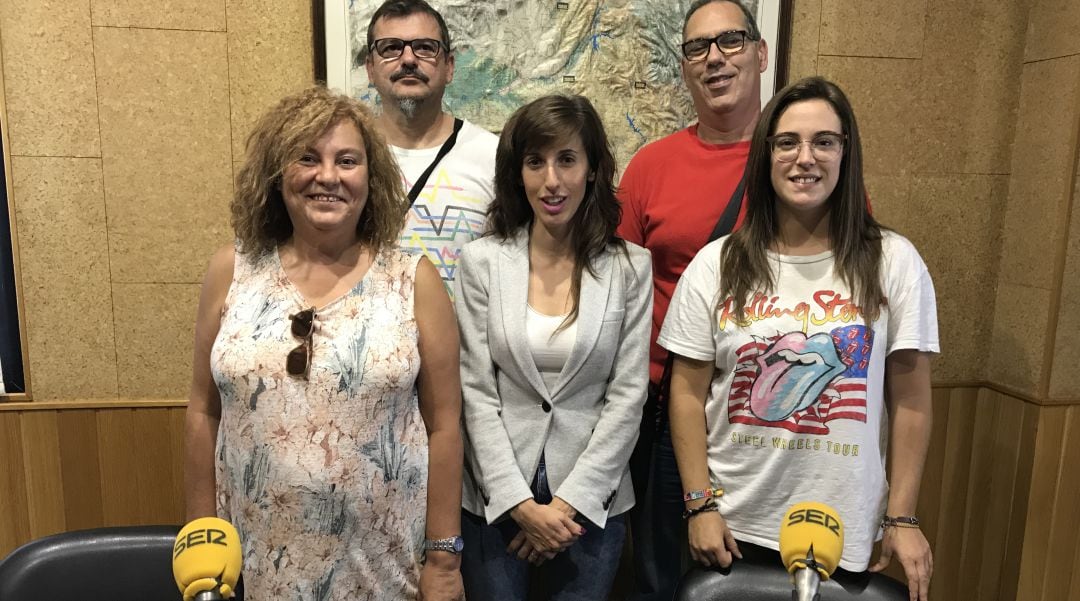 Miembros del equipo de Radio La Sin Razón en el estudio de SER Cuenca. En el centro, Beatriz Hernández, coordinadora de la Escuela de Salud.