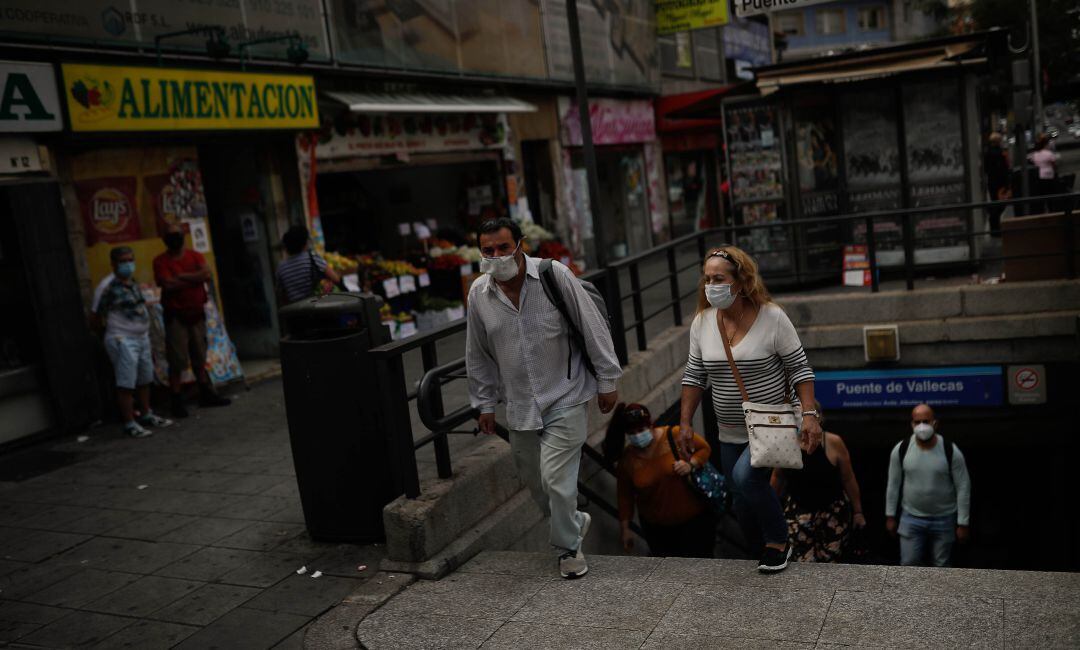 Gente saliendo del metro Puente de Vallecas.