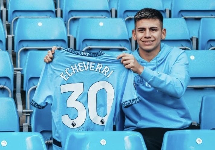 Echeverri posa con su camiseta del Manchester City