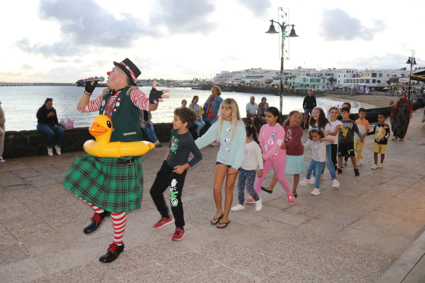 Niños, niñas y familias disfrutan de actuaciones clown en Yaiza y Playa Blanca.