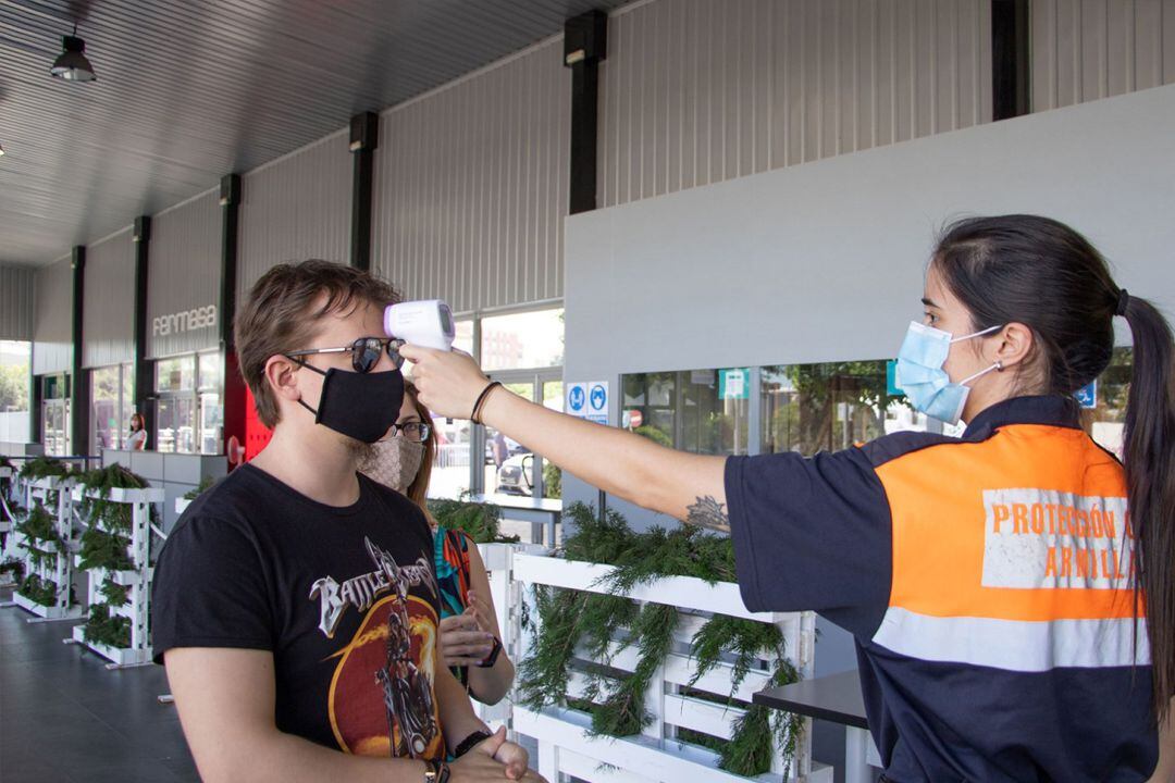 Control de temperatura como medida de prevención de la covid-19 en el acceso de la Feria de Muestras de Armilla(Granada)