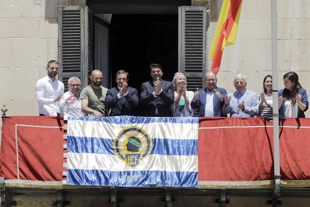 Bandera del Hércules colgada en el balcón del consistorio alicantino