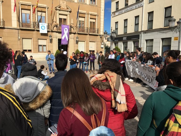 Alumnos de Elda y Petrer se concentran en el Ayuntamiento