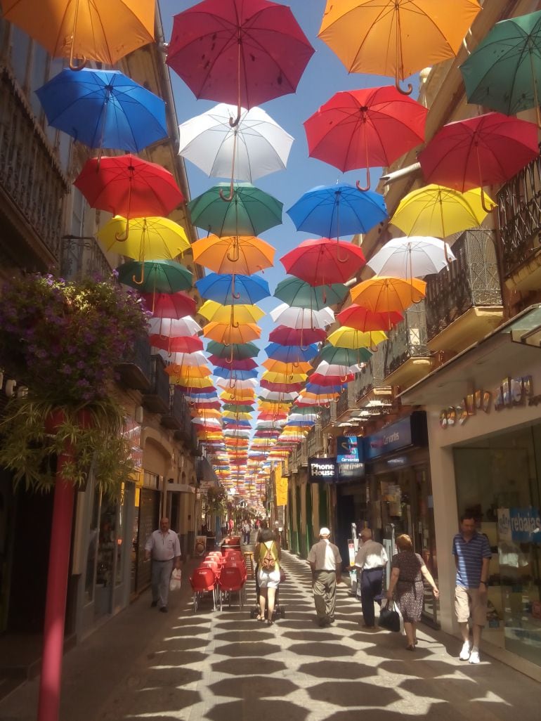 Una de las céntricas calles de Valdepeñas cubierta con paraguas