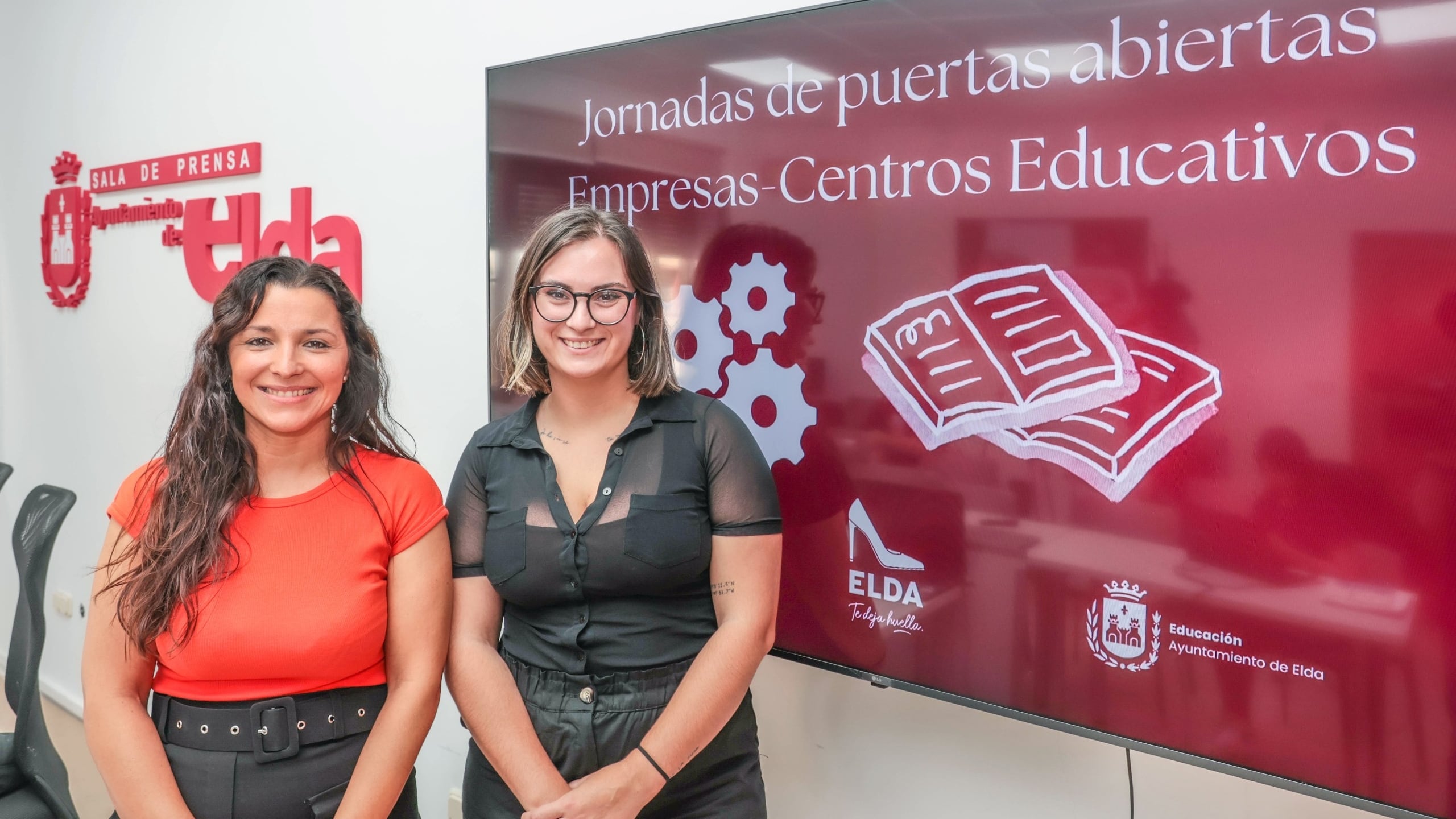 Elizabeth Belda, concejala de Industria de Elda junto a María Gisbert, concejala de Educación de Elda