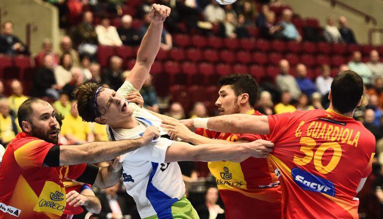 El jugador de la selección española de balonmano Guardiola pelea por el control del baló con el esloveno Jure Dolenec 