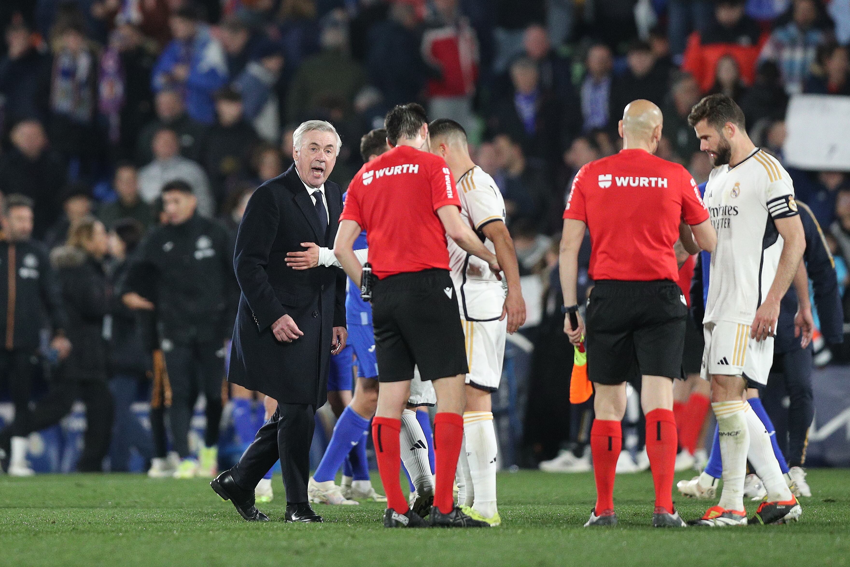 Carlo Ancelotti, técnico del Real Madrid, protesta al colegiado una de sus decisiones al final del encuentro ante el Getafe. (Photo by Gonzalo Arroyo Moreno/Getty Images)