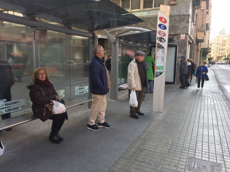 Personas mayores esperando el bus