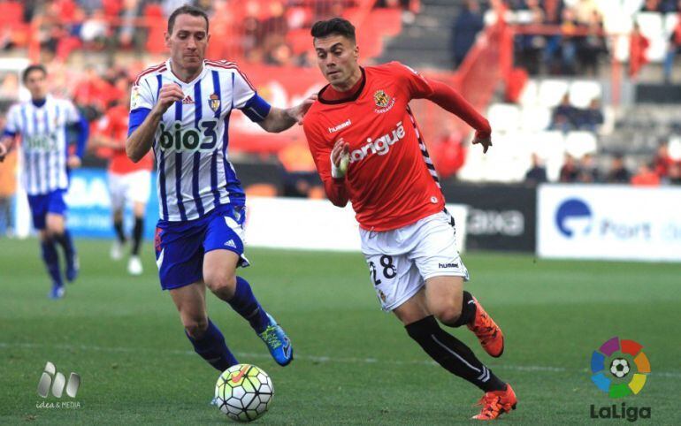 Jose Naranjo condueix una pilota davant un jugador de la Ponferradina.