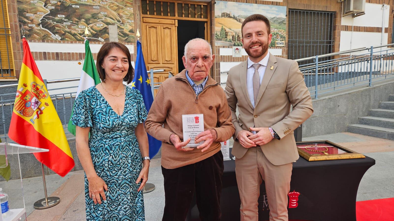 Entrega del reconocimiento a Cecilio García