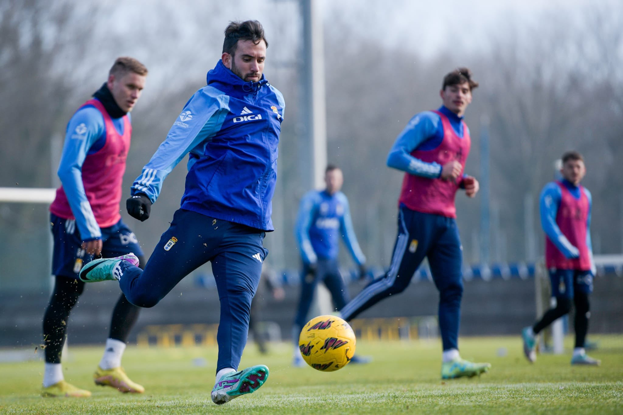 Moyano, en primer plano, golpea un balón durante un entrenamiento en El Requexón (Real Oviedo).