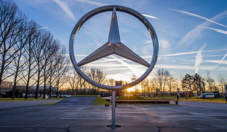 Emblema de Mercedes en Sindelfingen (Alemania). 