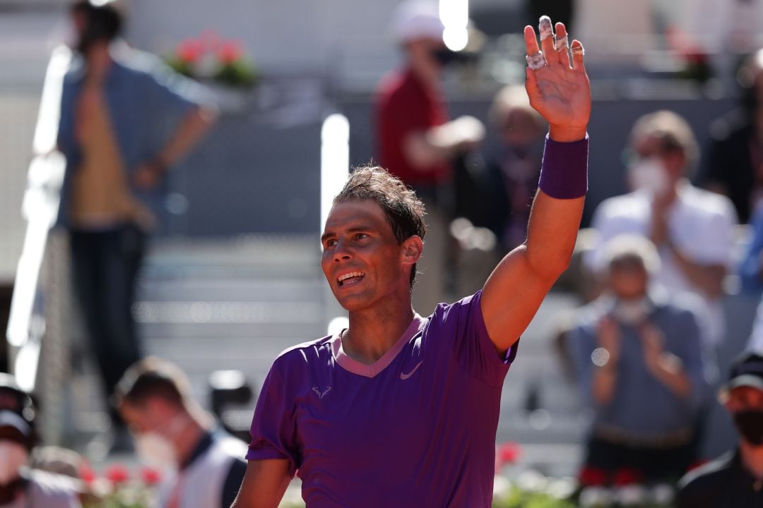 Saludo de Rafa Nadal a la grada tras vencer en el Masters de Madrid 2021