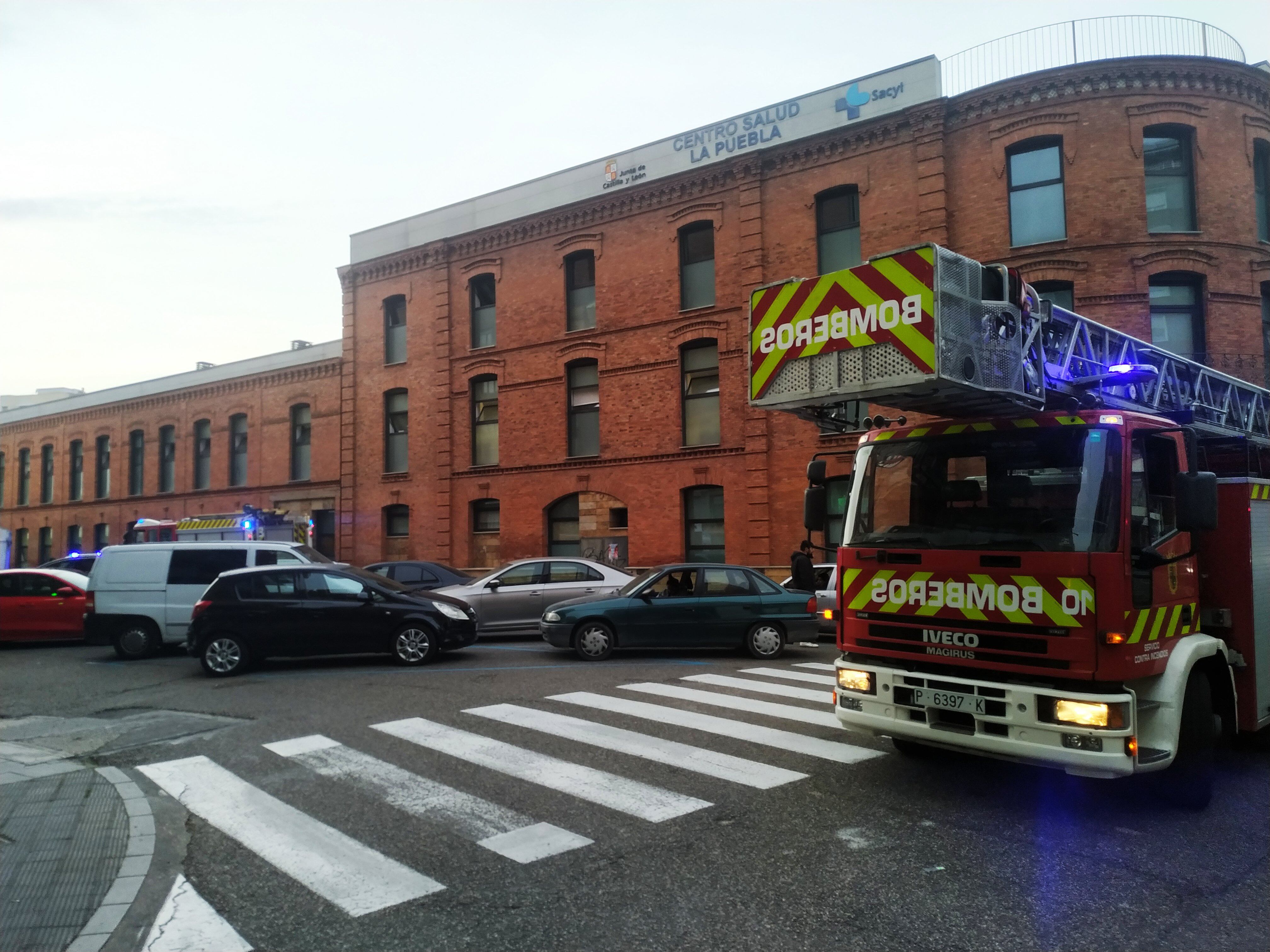 Los Bomberos de Palencia acuden al centro de salud de La Puebla para cortar un anillo que portaba un paciente en un dedo de la mano y no pod�a ser extra�do por los sanitarios del ambulatorio.