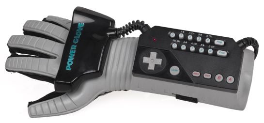 Icónico guante ochentero &#039;Power Glove&#039;