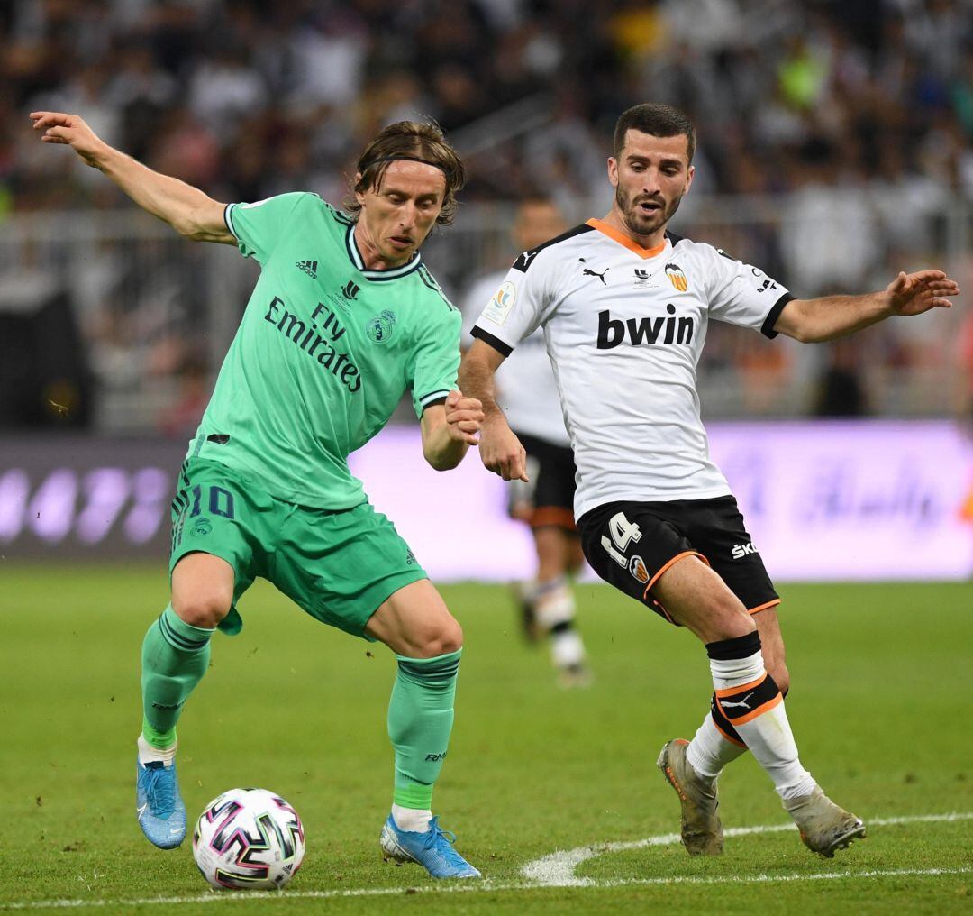 08 January 2020, Saudi Arabia, Jeddah: Valencia&#039;s Jose Luis Gaya (L) and Real Madrid&#039;s Luka Modric battle for the ball during the Spanish Super Cup semi final soccer match between Valencia CF and Real Madrid CF at King Abdullah Sport City Stadium. Photo: -Saudi Press Agency, dpa 
 
 08012020 ONLY FOR USE IN SPAIN