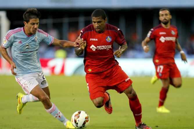 Borja Fernández intenta llevarse la pelota ante Sammir