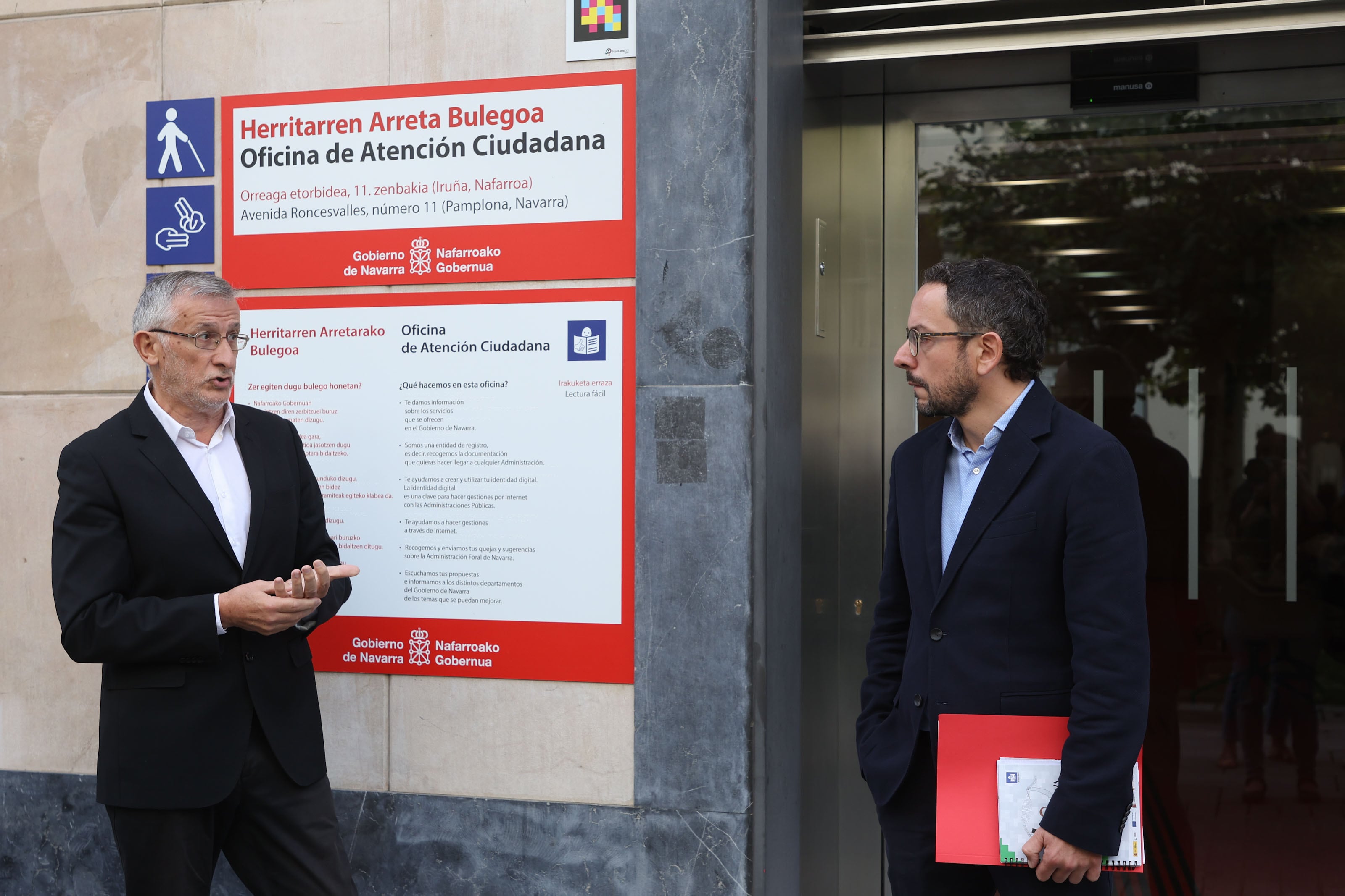 Taberna y Asiáin en la entrada de una de las oficinas de Atención Ciudadana de Pamplona.