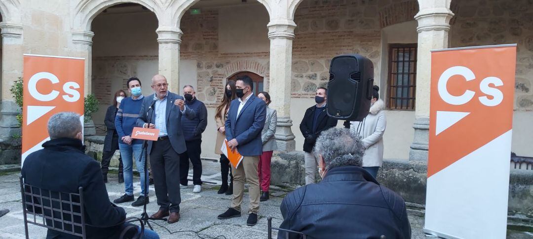 Francisco Igea (centro), candidato a la Presidencia en las elecciones autonómicas , Afrodisio Martínez (drcha), candidato por Segovia de Ciudadanos y Edmundo Bal (izq.), vicesecretario general de la formación naranja 