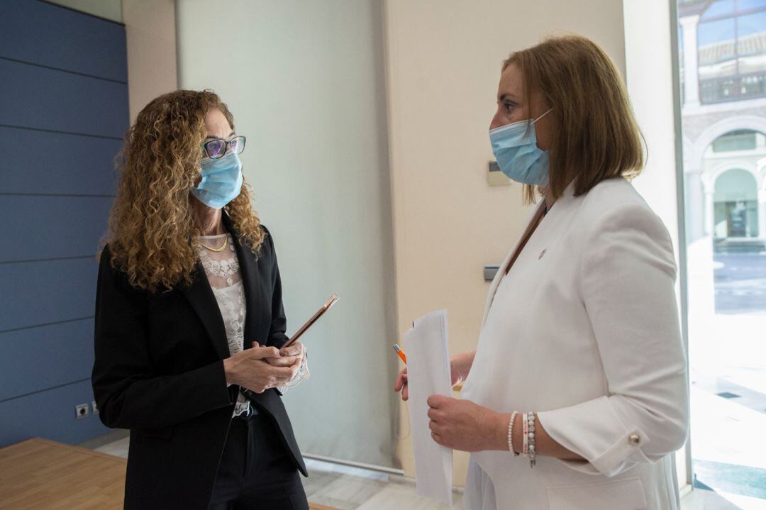 La delegada de Igualdad y Políticas Sociales en Granada, Ana Berrocal, junto a Eugenia Rodríguez-Bailón, presidenta de Cruz Roja, han presentado el programa de ayudas a familias mediante 'tarjeta monedero'