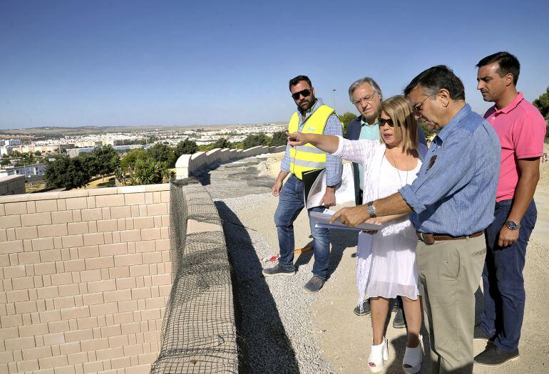 La alcaldesa de Jerez visita el comienzo de la segunda fase de las obras de reurbanización de La Hoyanca