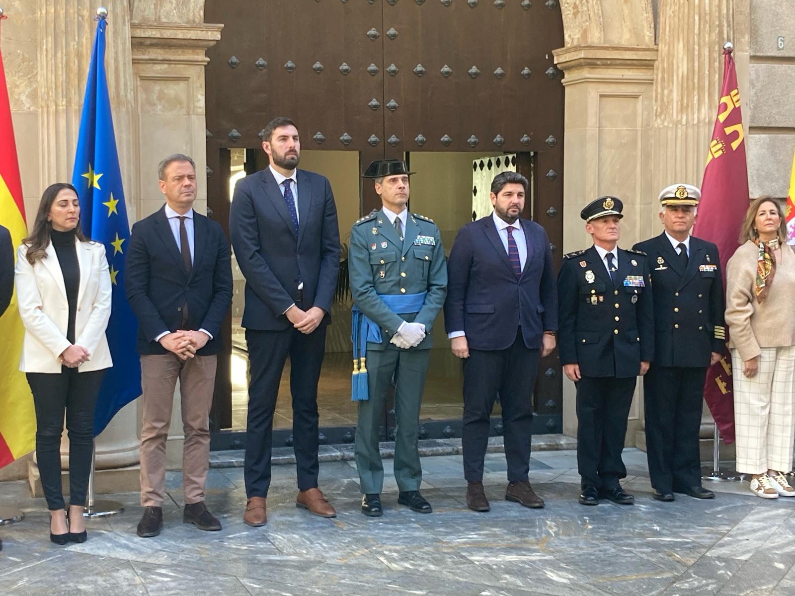 Minuto de silencio a las puertas del Palacio de San Esteban de Murcia