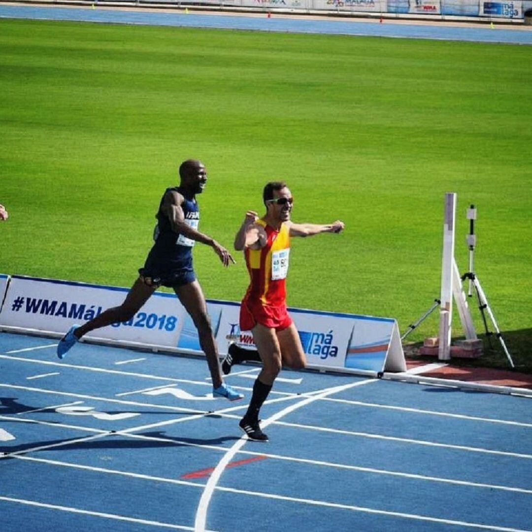 Juan Carlos Esteso celebra su segundo puesto en la final de 1.500