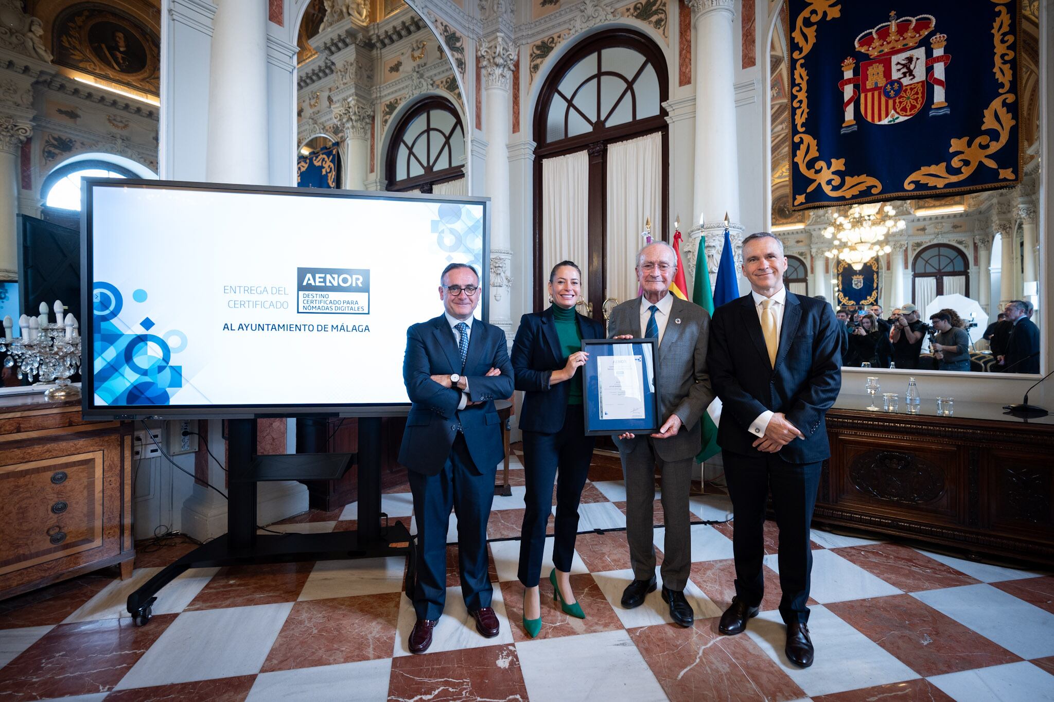 Momento de la entrada del certificado al alcalde de Málaga, Francisco de la Torre