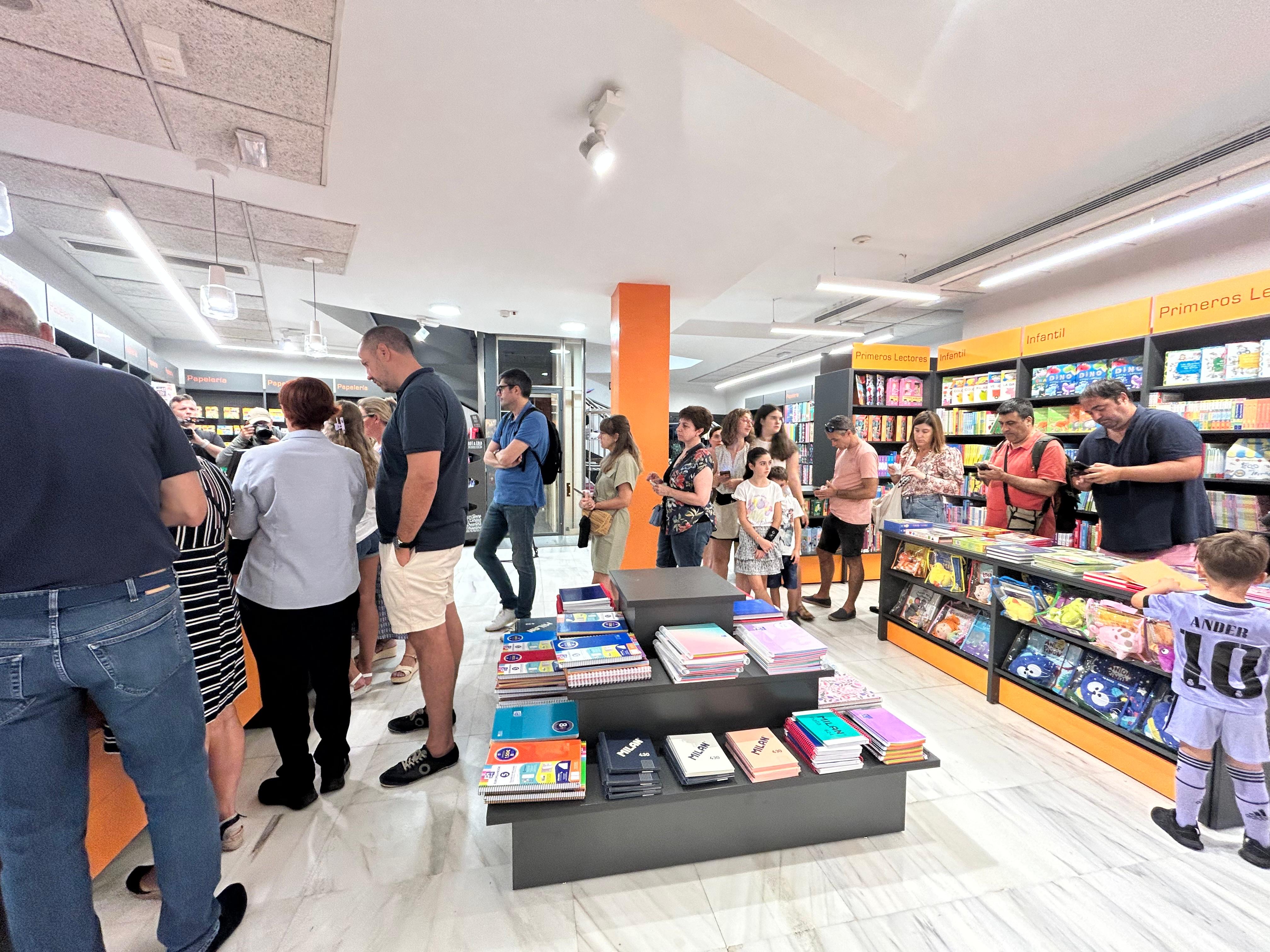 Filas de usuarios del programa Volveremos en una librería de Zaragoza
