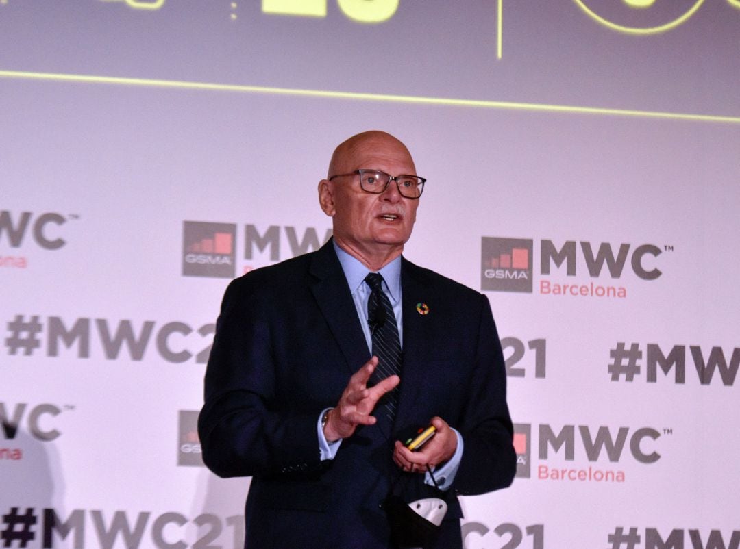 El director general de la GSMA Limited, John Hoffman, en una presentación de la edición del MWC de 2021