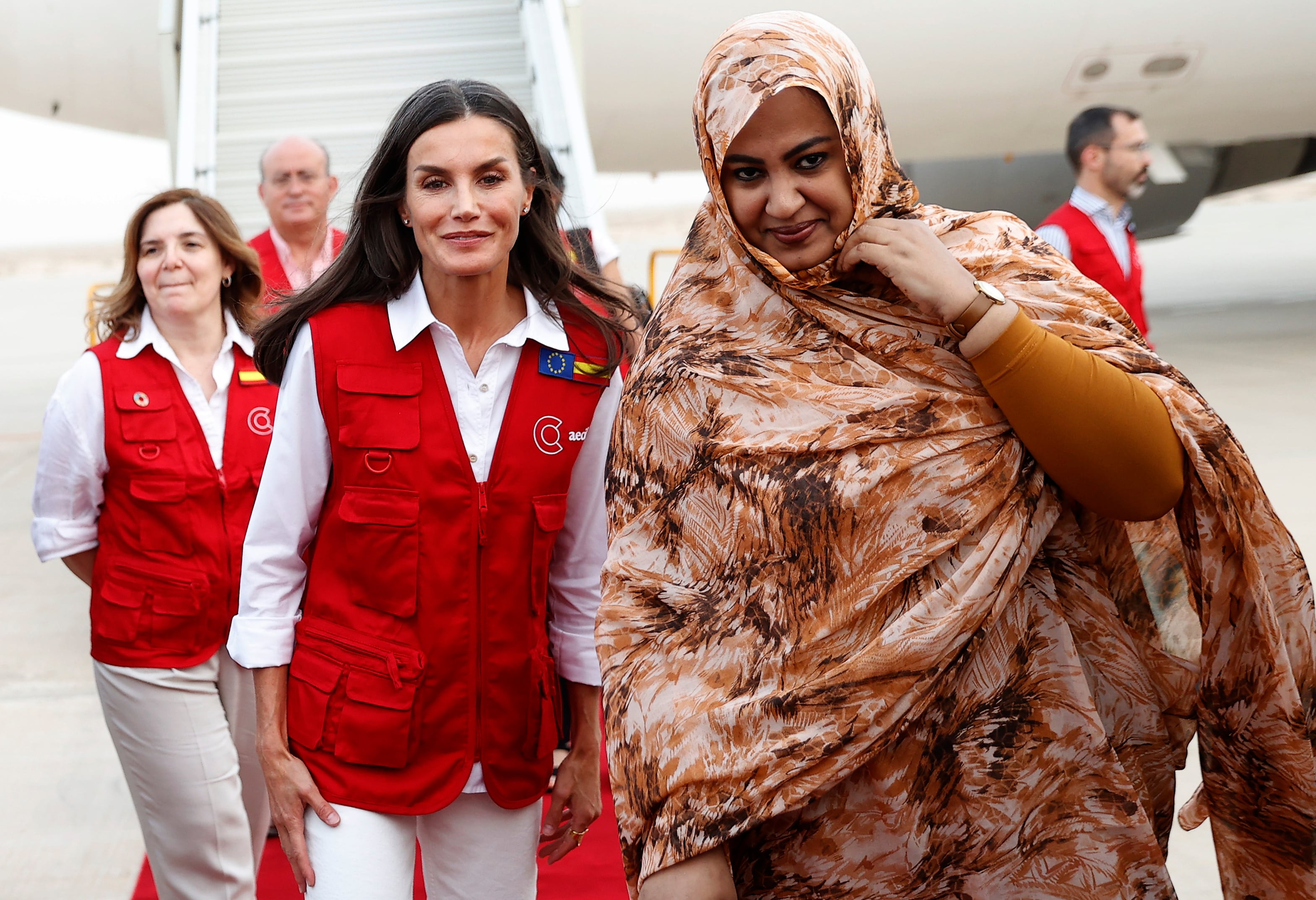 La reina Letizia conversa con la primera dama del país, Mariem Fadel Dah, a su llegada este martes a Mauritania.