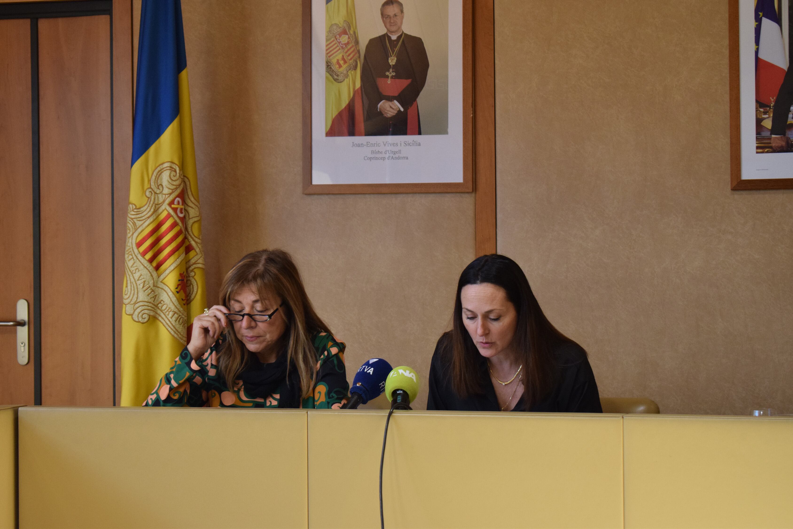 Conxita Marsol i Olga Molné en la roda de premsa posterior a la reunió de cònsols.