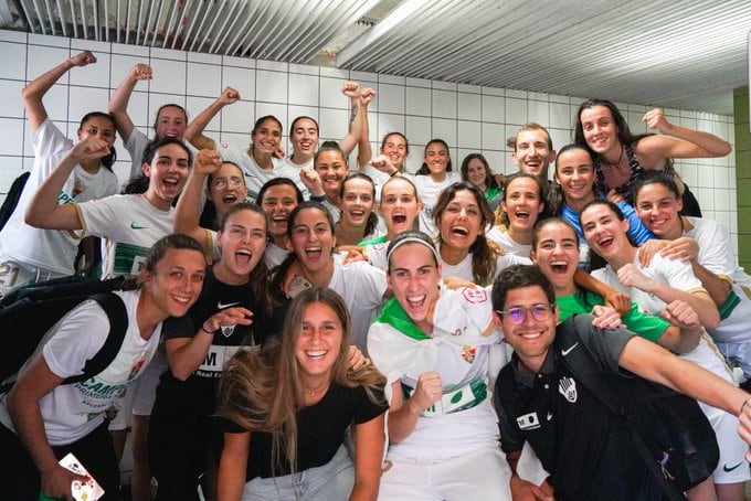 La plantilla del Elche Femenino celebra el ascenso y el título de campeón de Liga