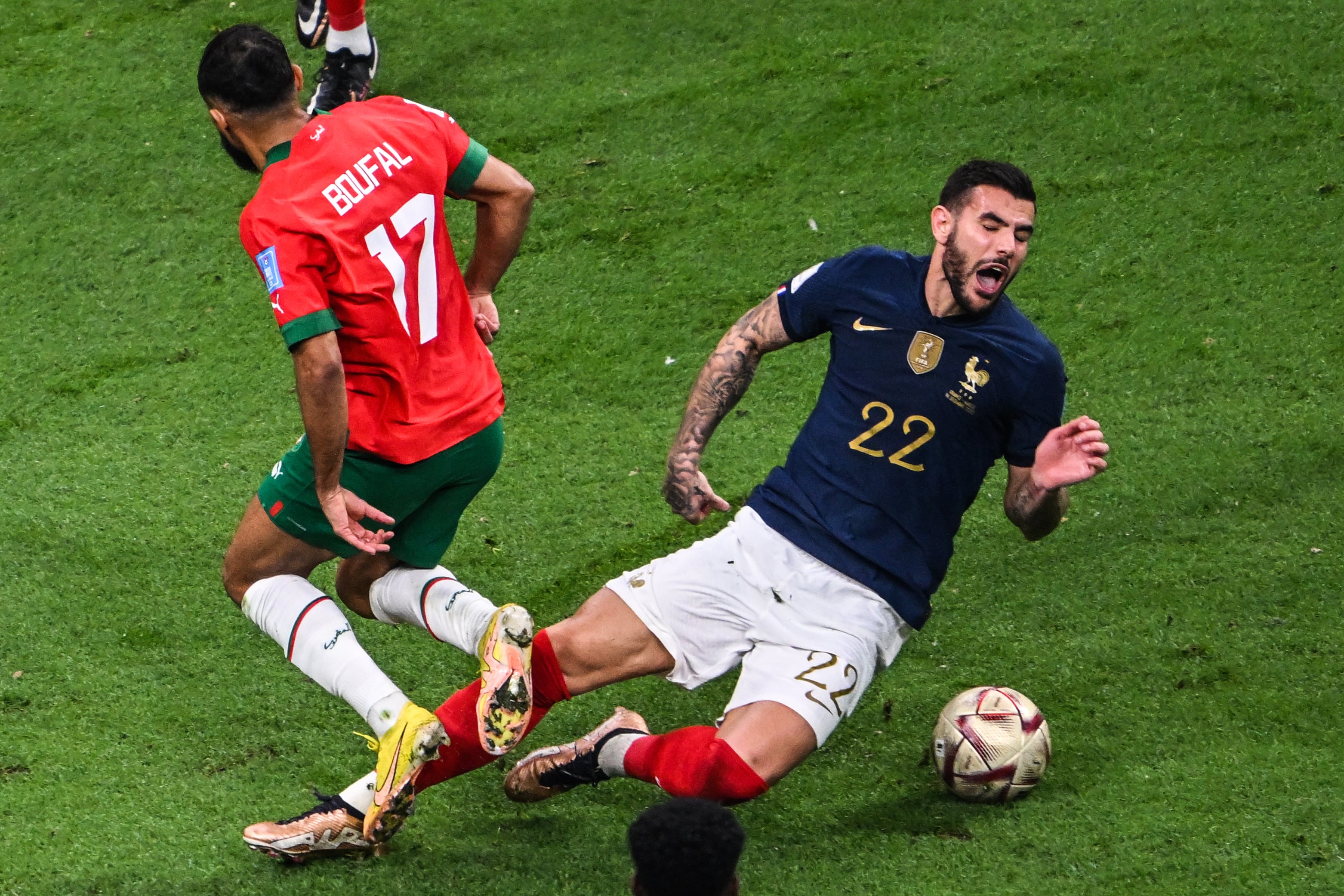 La jugada de la polémica: Theo Hernández y Boufal chocaron en el área de Lloris. (Photo by Robert Michael/picture alliance via Getty Images)