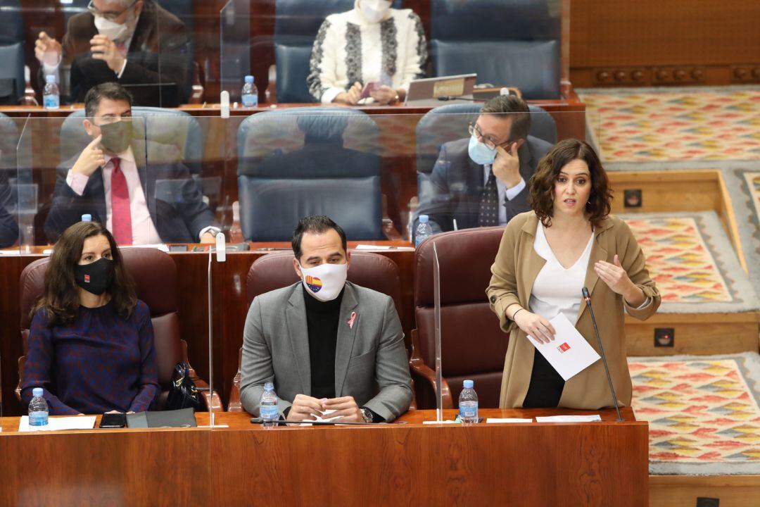 La presidenta de la Comunidad de Madrid, Isabel Díaz Ayuso (1d), acompañada del vicepresidente Ignacio Aguado-