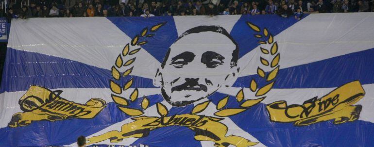 Pancarta de los Riazor Blues.