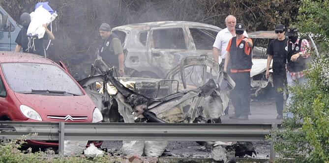 Hace tan sólo unas semanas que asumió como lehendakari, pero el atentado contra Eduardo Antonio Pueyes García ha obligado esta mañana a Patxi López a emitir su primer mensaje de repulsa contra un atentado terrorista de ETA desde que llegó al Gobierno vasco. "Vamos a acabar con ellos"..."Nos han enseñado el camino del dolor, nosotros vamos a mostrarles el camino de la cárcel" han sido algunas de las contundentes palabras que ha utilizado Patxi López.
