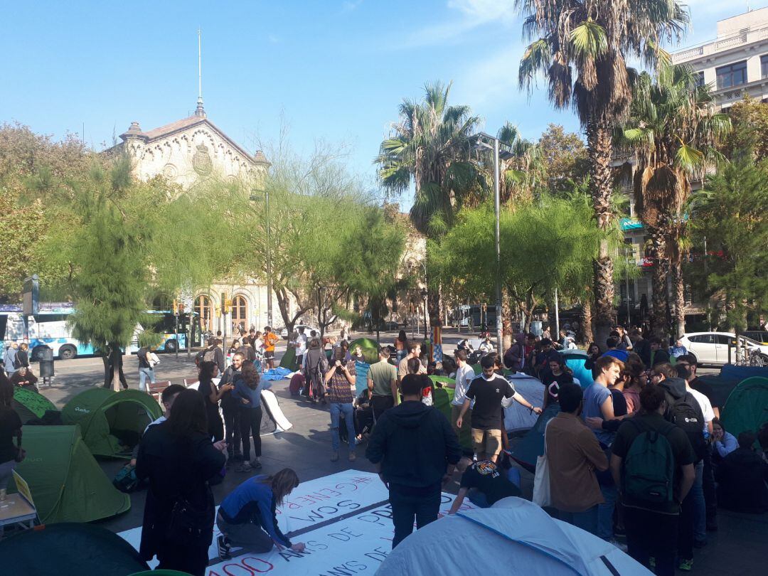 Estudiantes inician una acampada indefinida en plaza Universitat de Barcelona contra la &quot;represión&quot;