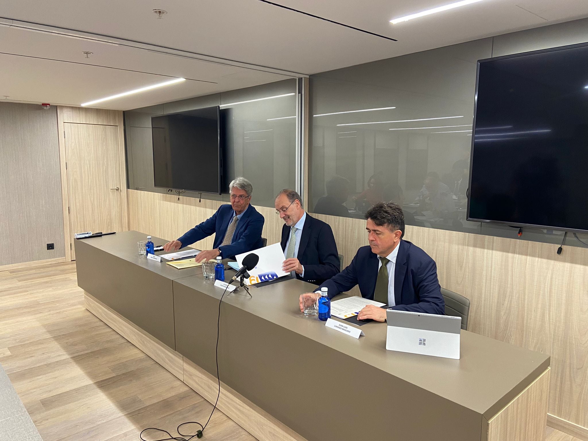 Julio Pérez (iz), consejero de Justicia del Gobierno de Canarias; Álvaro Cuesta (c), vocal del Consejo General del Poder Judicial y Juan Luis Lorenzo Bragado, presidente del Tribunal Superior de Justicia de Canarias, durante la celebración de un congreso en el Hotel AC Tenerife sobre migración y justicia