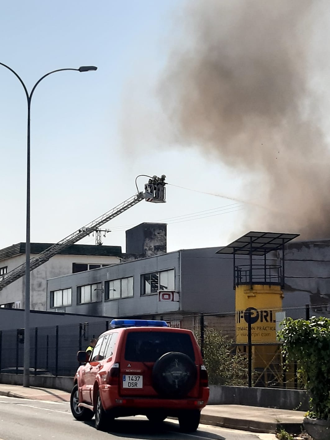 Bomberos trabajan para extinguir los rescoldos del incendio industrial en Loiu. Fuente: @BomberosBizkaia en Twitter