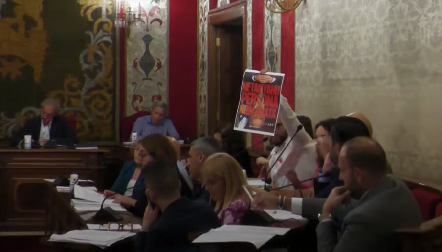 Momento del pleno en el Ayuntamiento de Alicante en el que la oposición progresista pide la declaración de Netanyahu como "persona non grata"